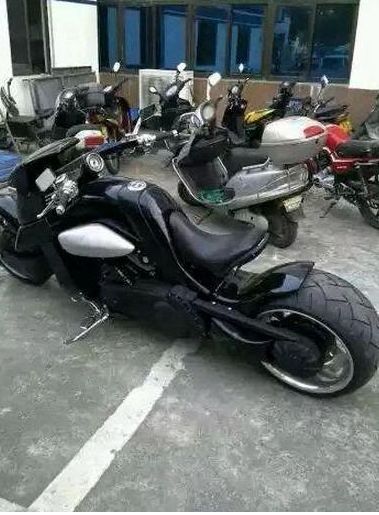 百萬(wàn)級(jí)別的 暴龍摩托 車(chē)很是少見(jiàn) 剛開(kāi)上街就被扣
